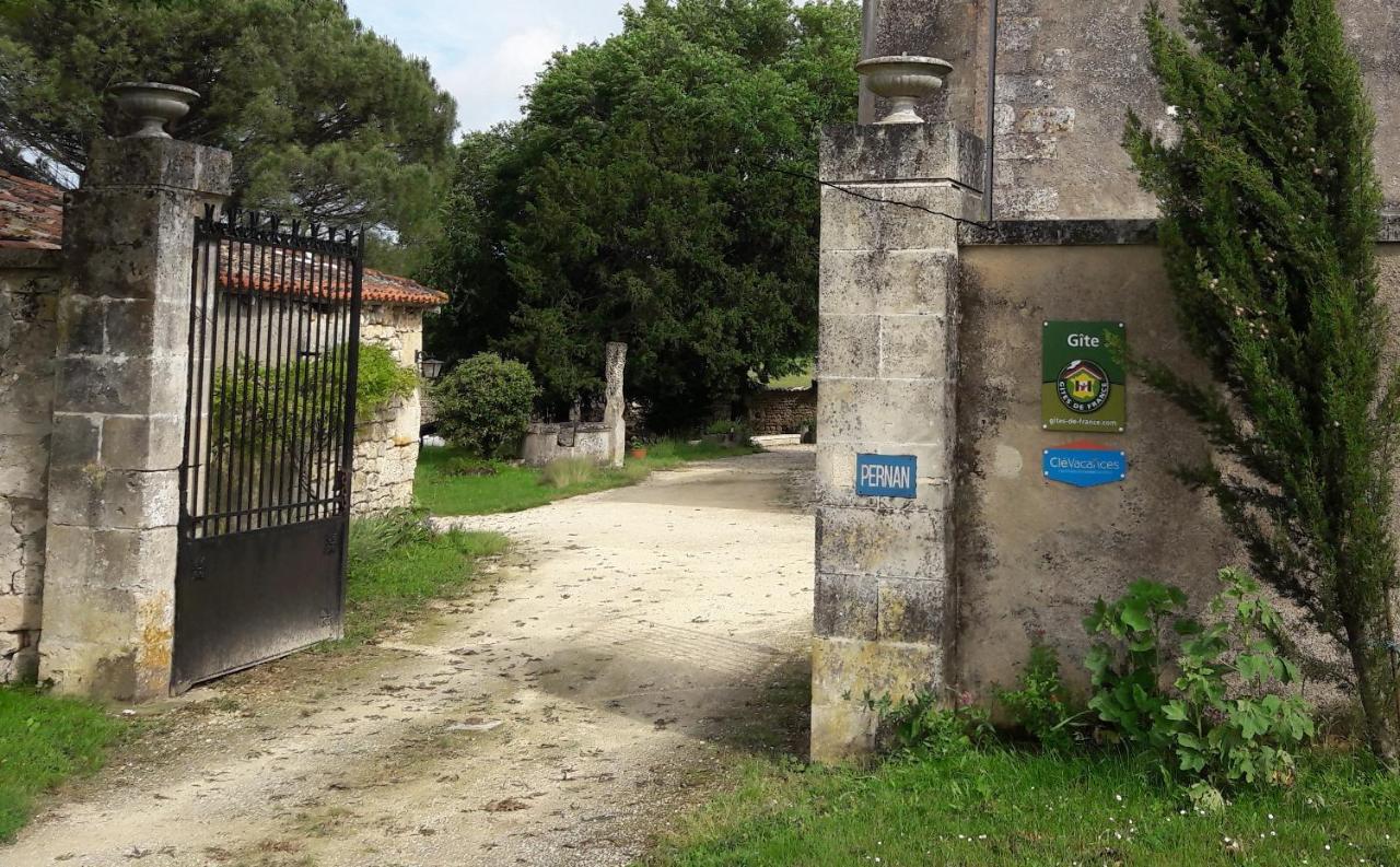 Gite Du Chateau De Pernan Avy Exteriör bild